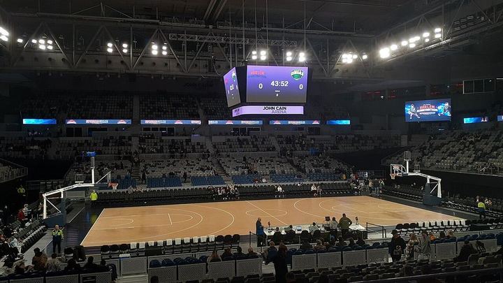 法国球迷赛前涌入时代广场为球队助威（封面配图）